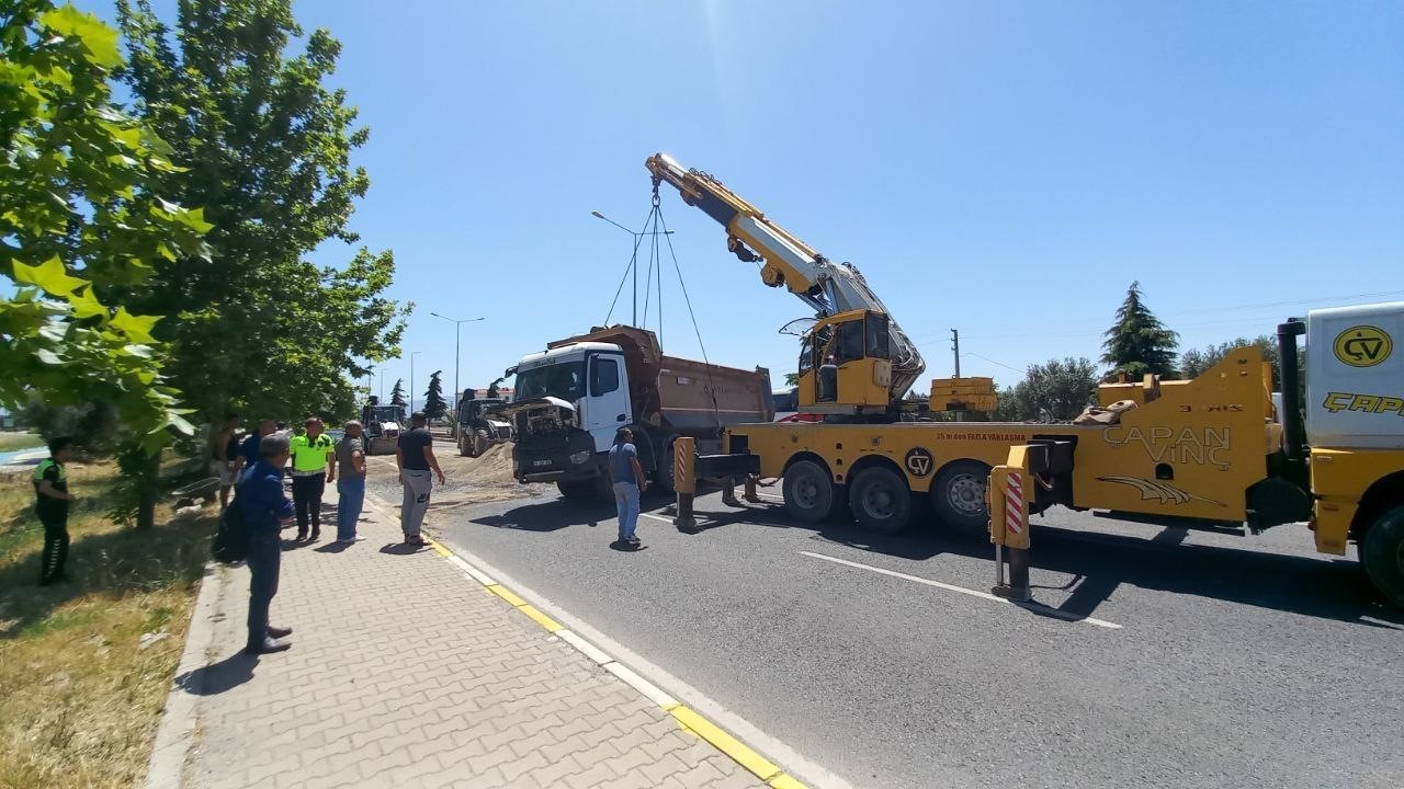 Devrilen kamyonun kapattığı İzmir-Çanakkale kara yolu yeniden trafiğe açıldı
