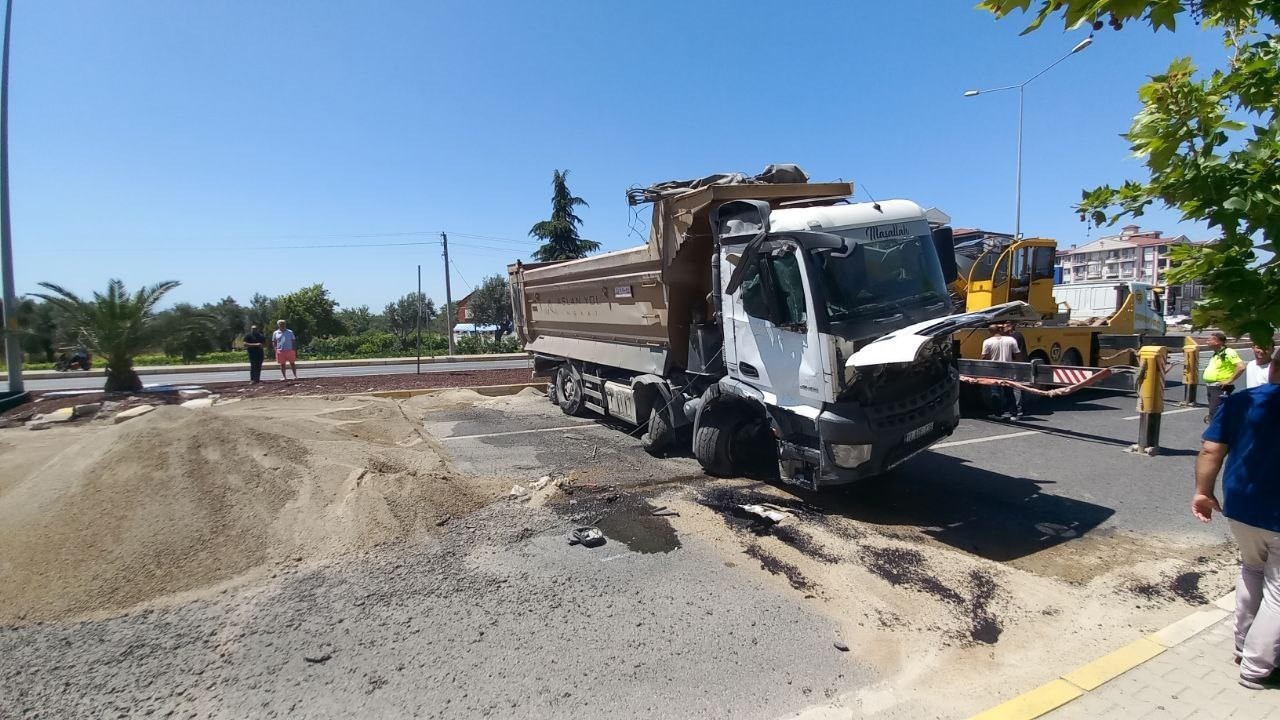 Devrilen kamyonun kapattığı İzmir-Çanakkale kara yolu yeniden trafiğe açıldı
