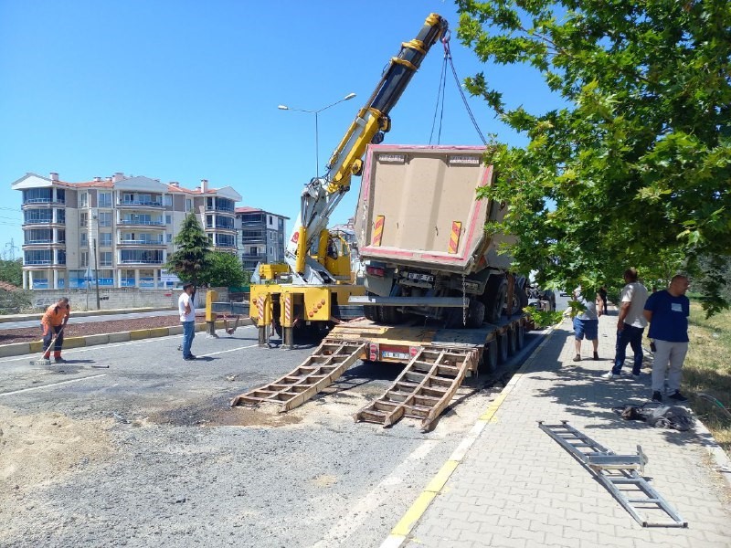 Devrilen kamyonun kapattığı İzmir-Çanakkale kara yolu yeniden trafiğe açıldı
