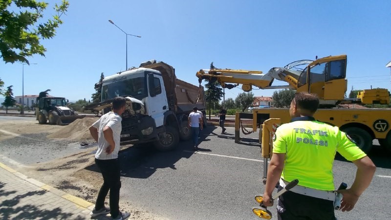 Devrilen kamyonun kapattığı İzmir-Çanakkale kara yolu yeniden trafiğe açıldı
