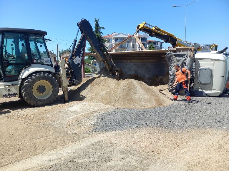 Devrilen kamyonun kapattığı İzmir-Çanakkale kara yolu yeniden trafiğe açıldı
