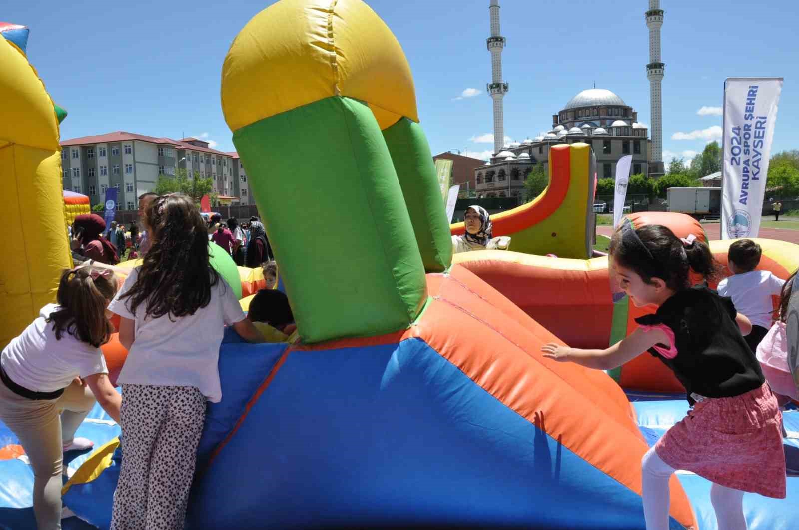 Kars’ta Çocuk Şenliği’ne yoğun ilgi
