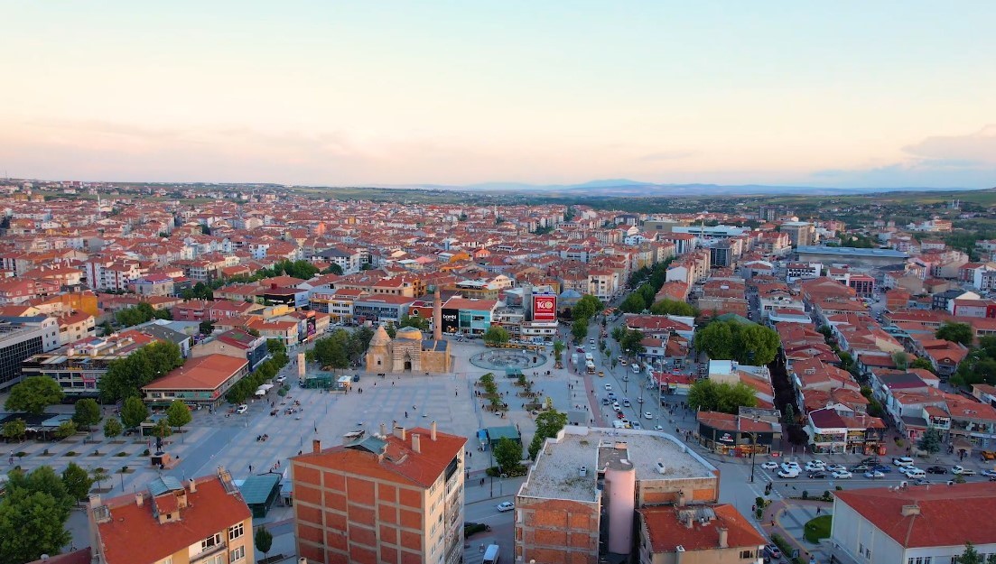 Kırşehir’in tarihi meydanı 500 metreden dron ile görüntülendi
