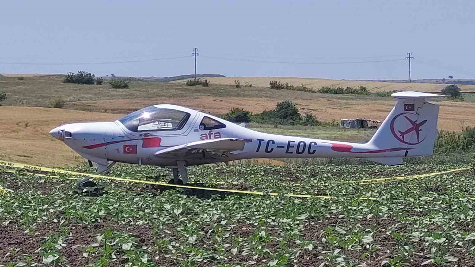 Tekirdağ’da eğitim uçağı tarlaya acil iniş yaptı
