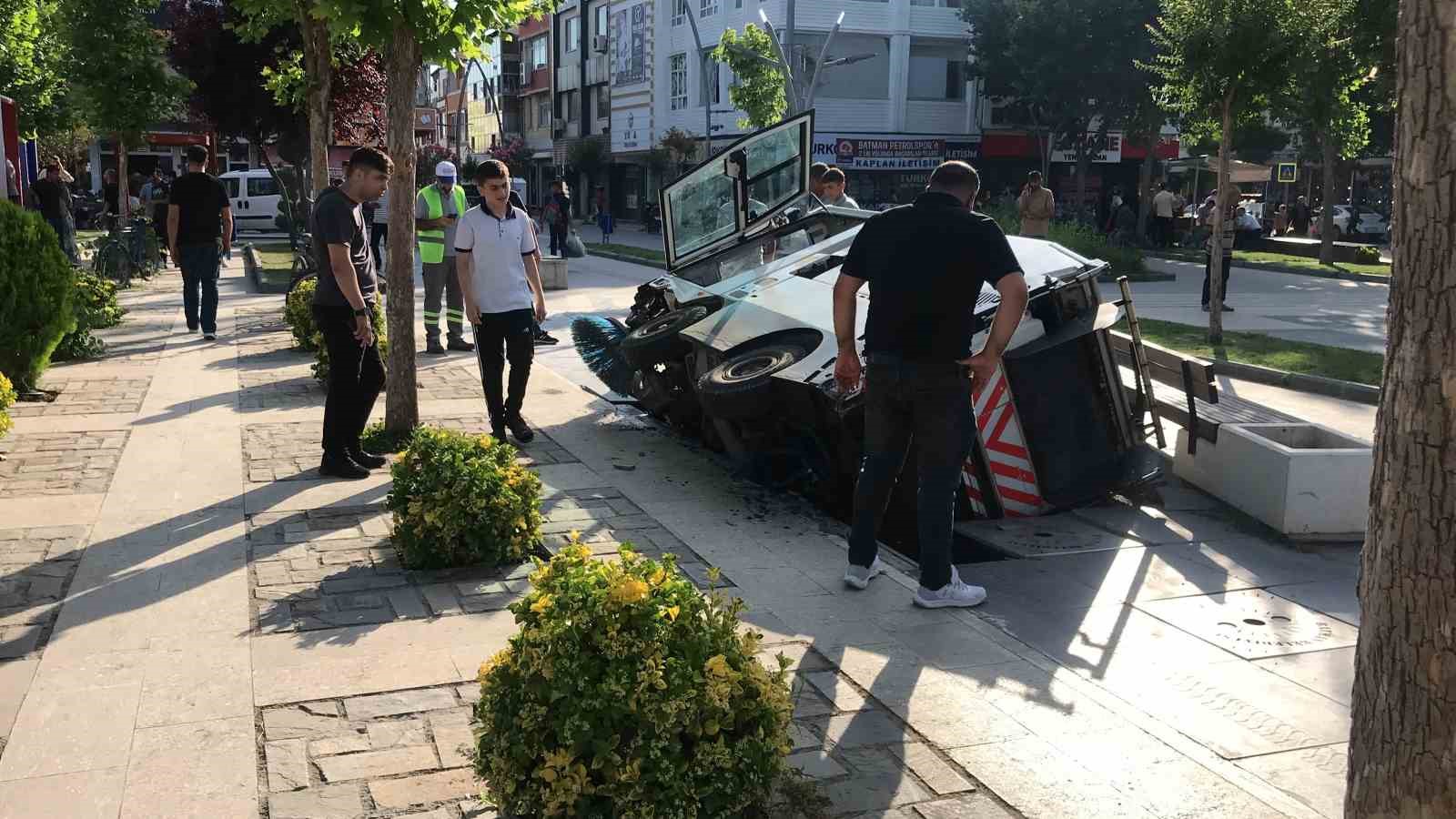 Batman’da temizlik aracı havuza düştü
