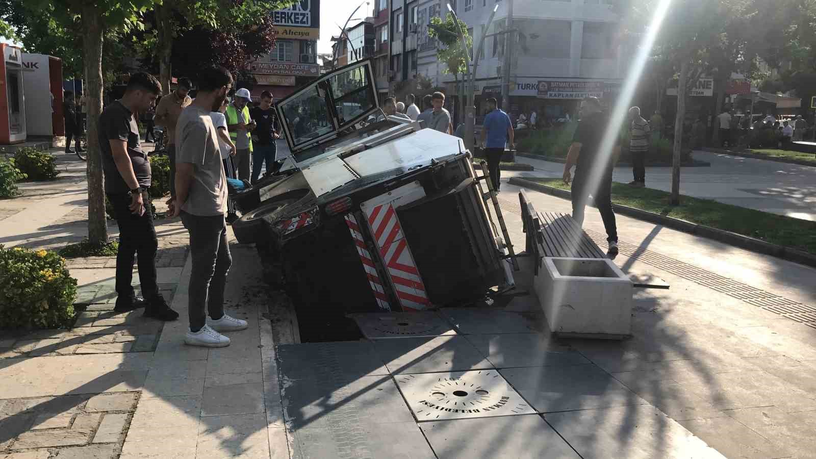 Batman’da temizlik aracı havuza düştü
