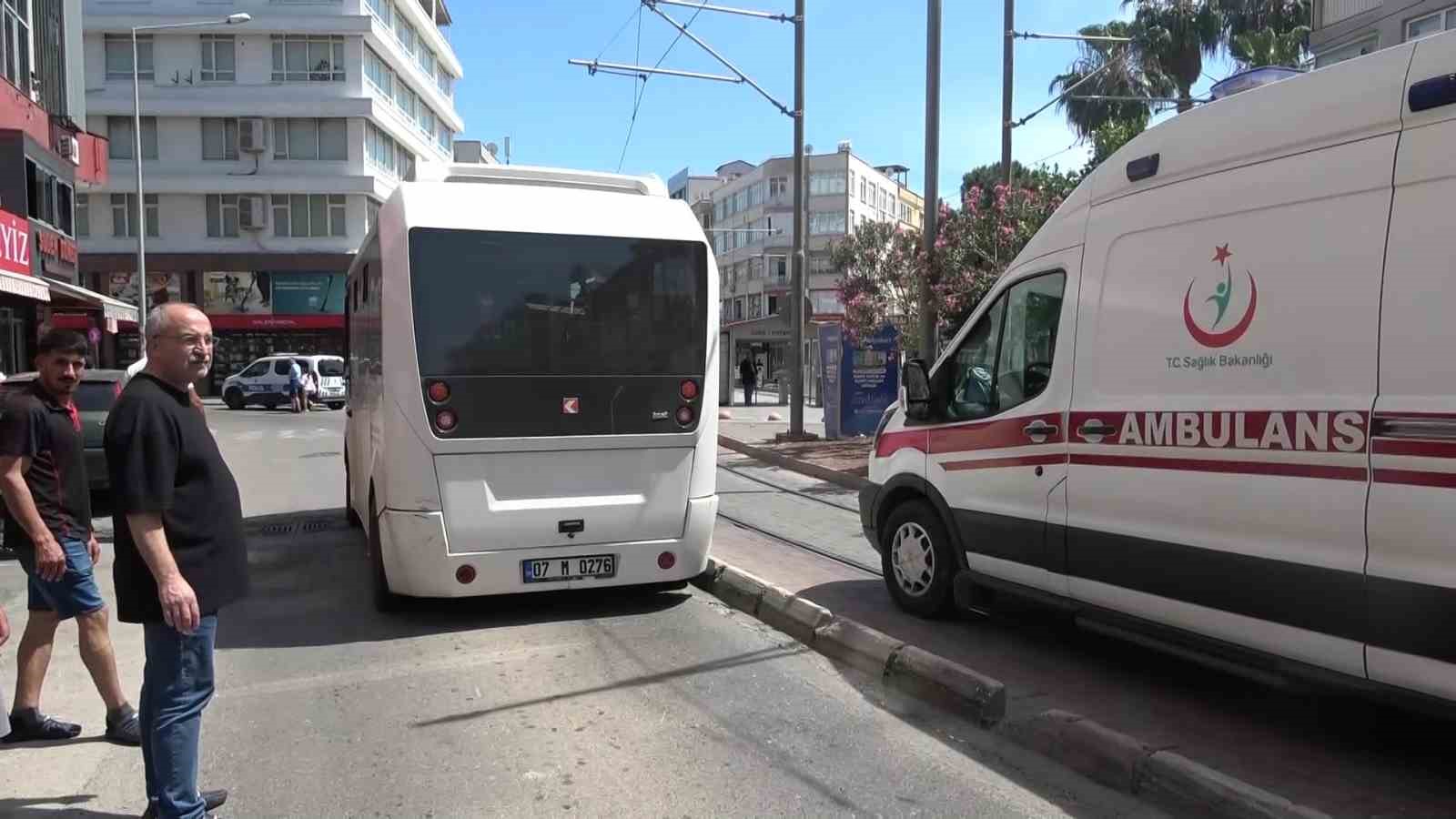 Midibüsün çarptığı yaralıyı güneşten şemsiye ile korudular
