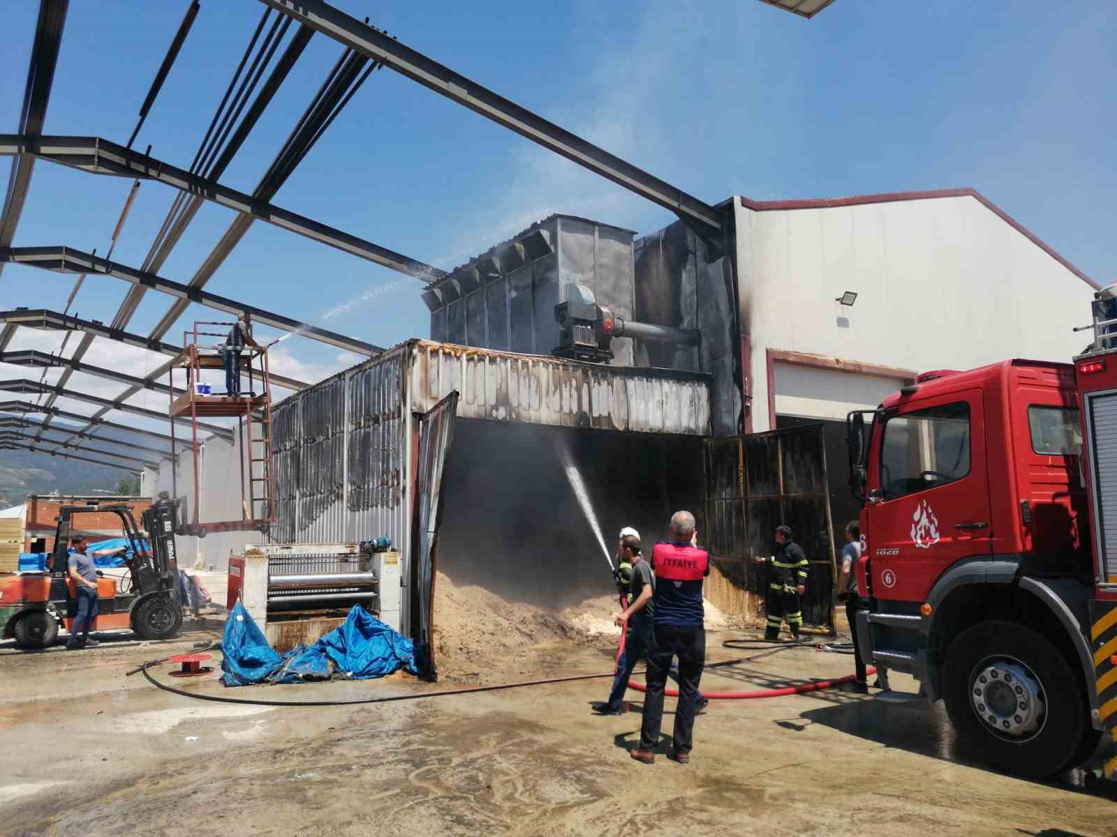 Kıvılcım kereste fabrikasında yangına neden oldu
