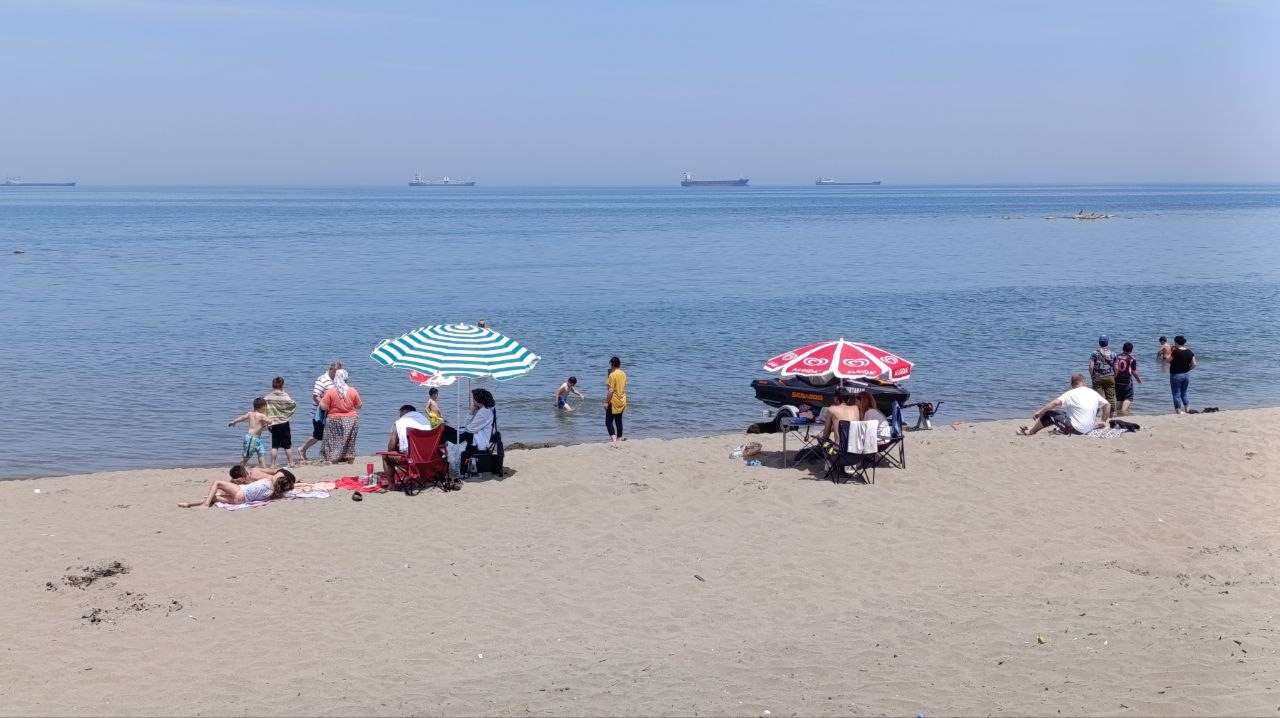 Deniz sezonu açıldı, vatandaş soluğu plajda aldı
