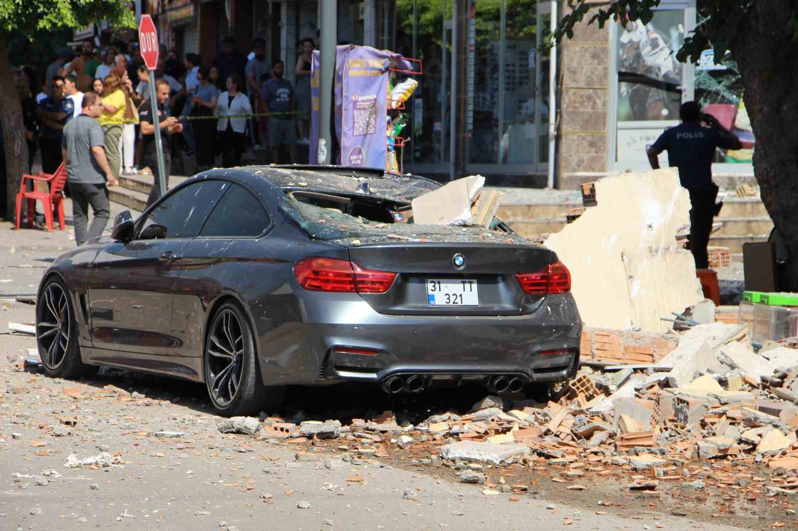 Payas’ta yaşanan patlamada çok sayıda iş yeri, ev ve araç zarar gördü
