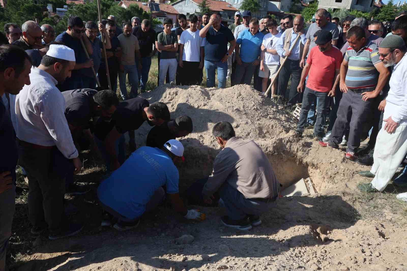 Boğazına erik kaçan 7 yaşındaki Hiranur Nevşehir’de toprağa verildi
