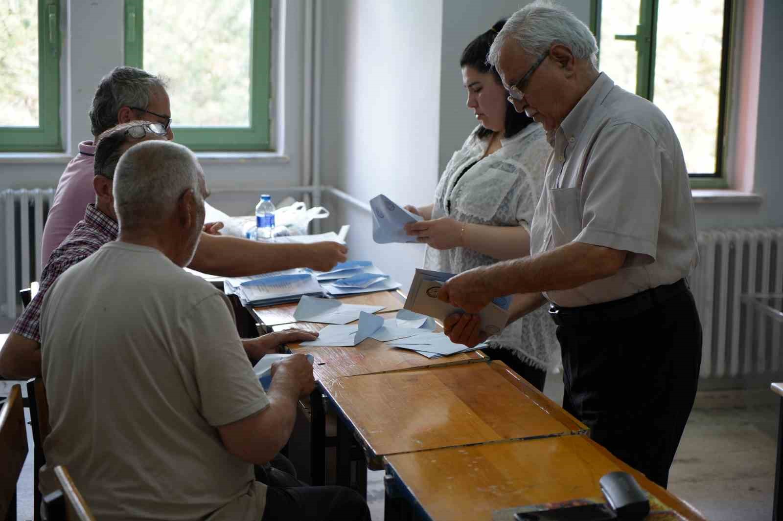 Oyların çöpe atıldığı mahallede muhtarlık seçimleri yenilendi
