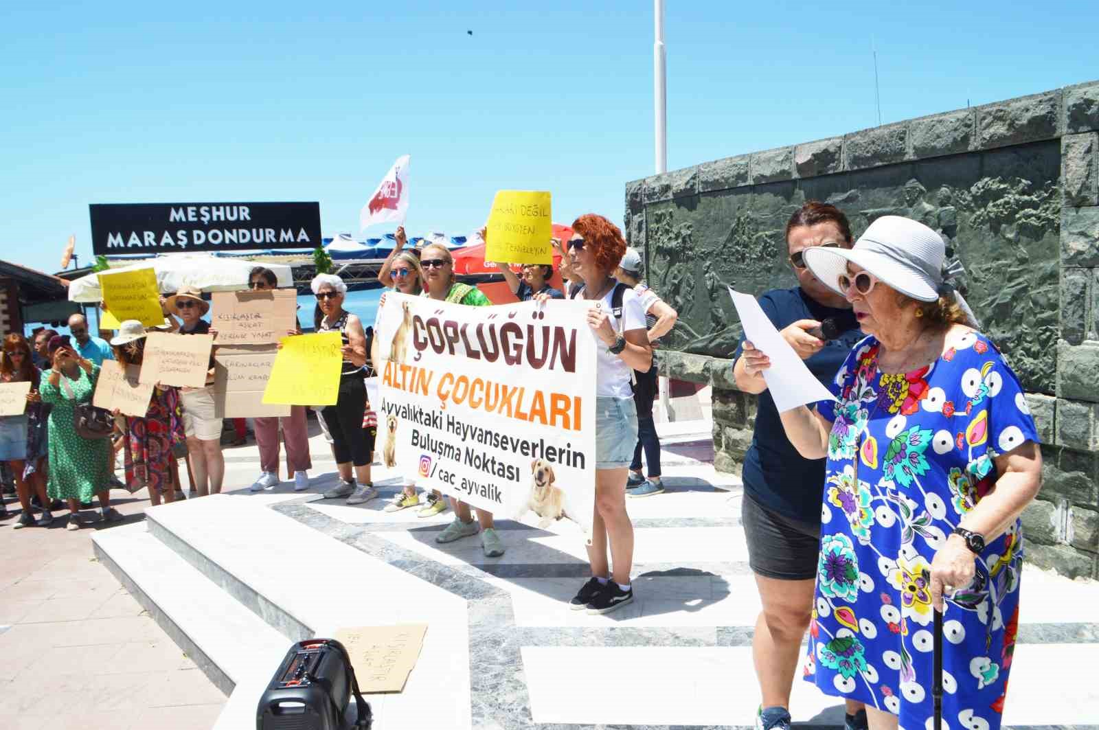 Ünlü televizyoncu Ayvalık’ta sokak hayvanlarıyla ilgili eyleme katıldı
