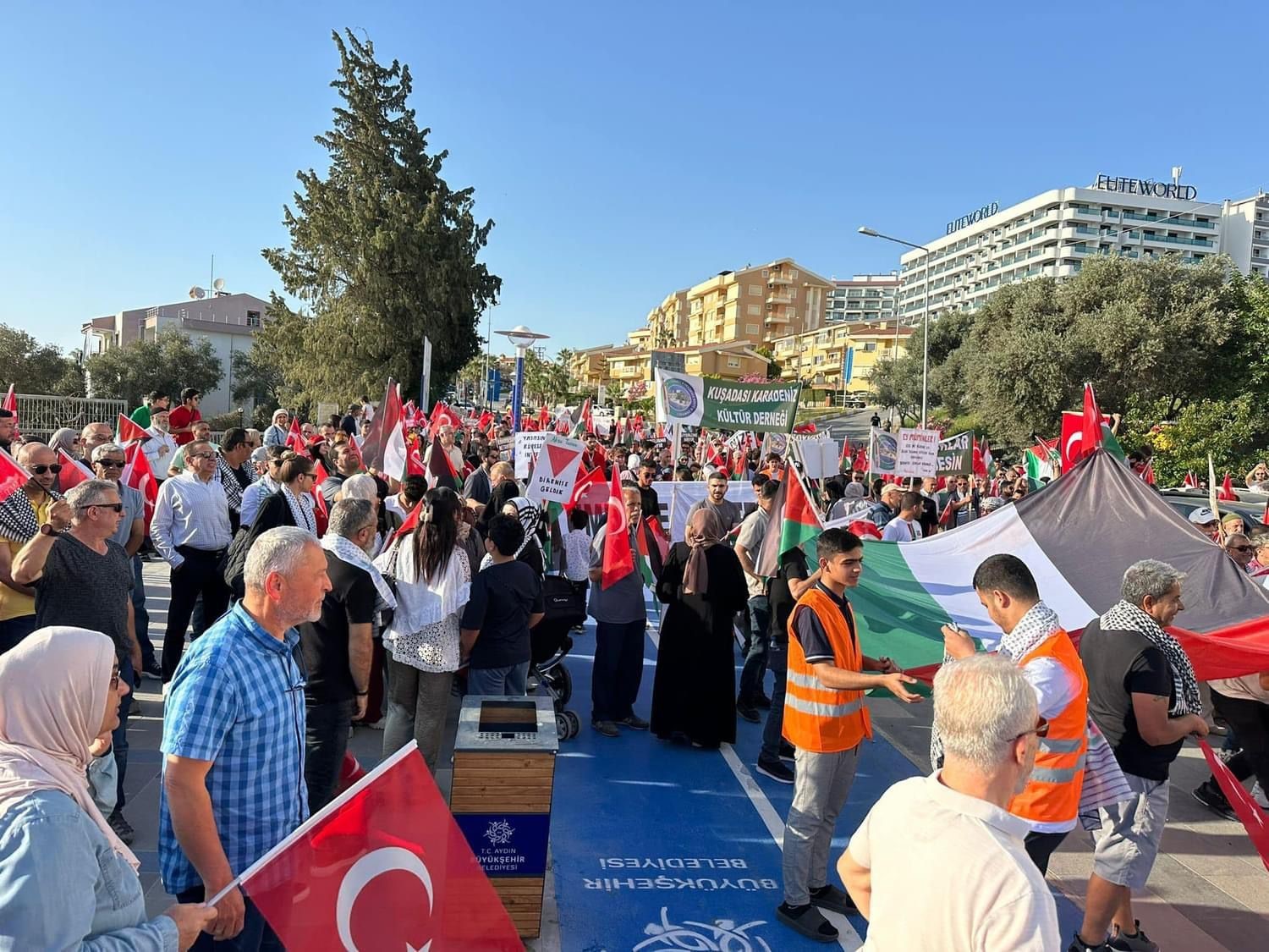 Kuşadası’nda halk Filistin’in özgürlüğü için yollara döküldü
