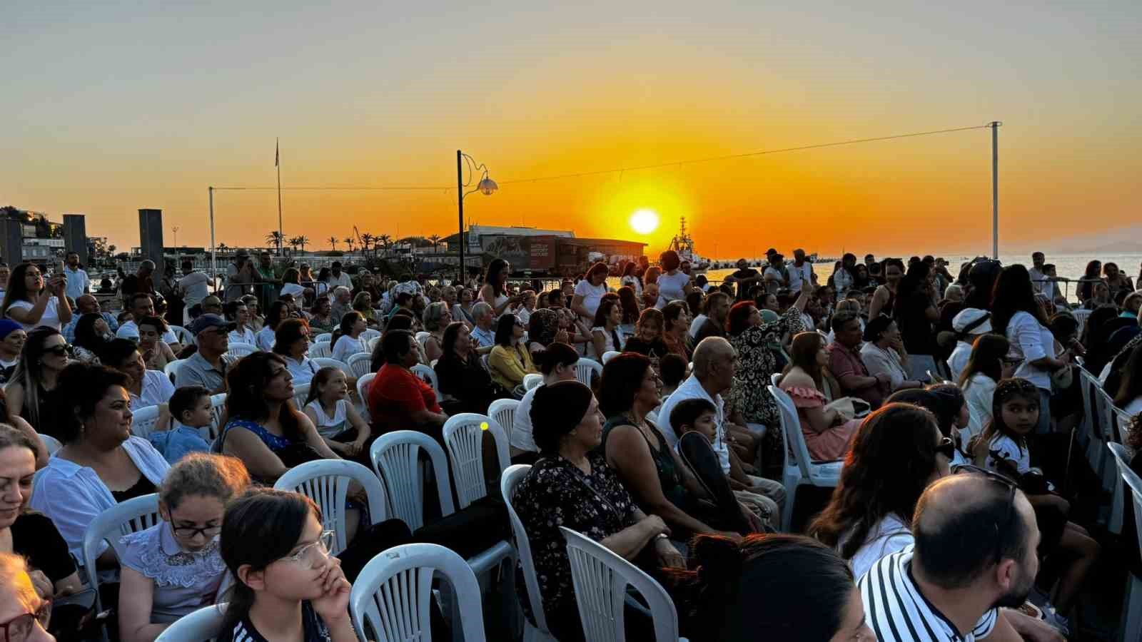 Kuşadası’nda halk Filistin’in özgürlüğü için yollara döküldü
