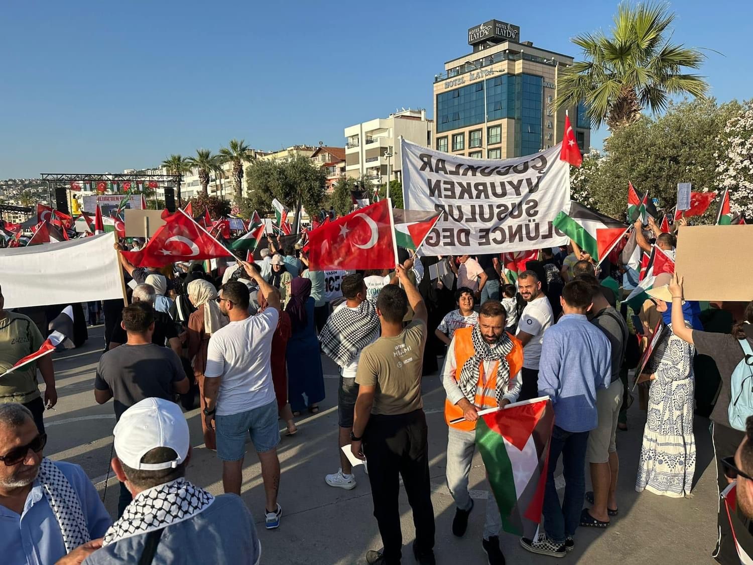 Kuşadası’nda halk Filistin’in özgürlüğü için yollara döküldü
