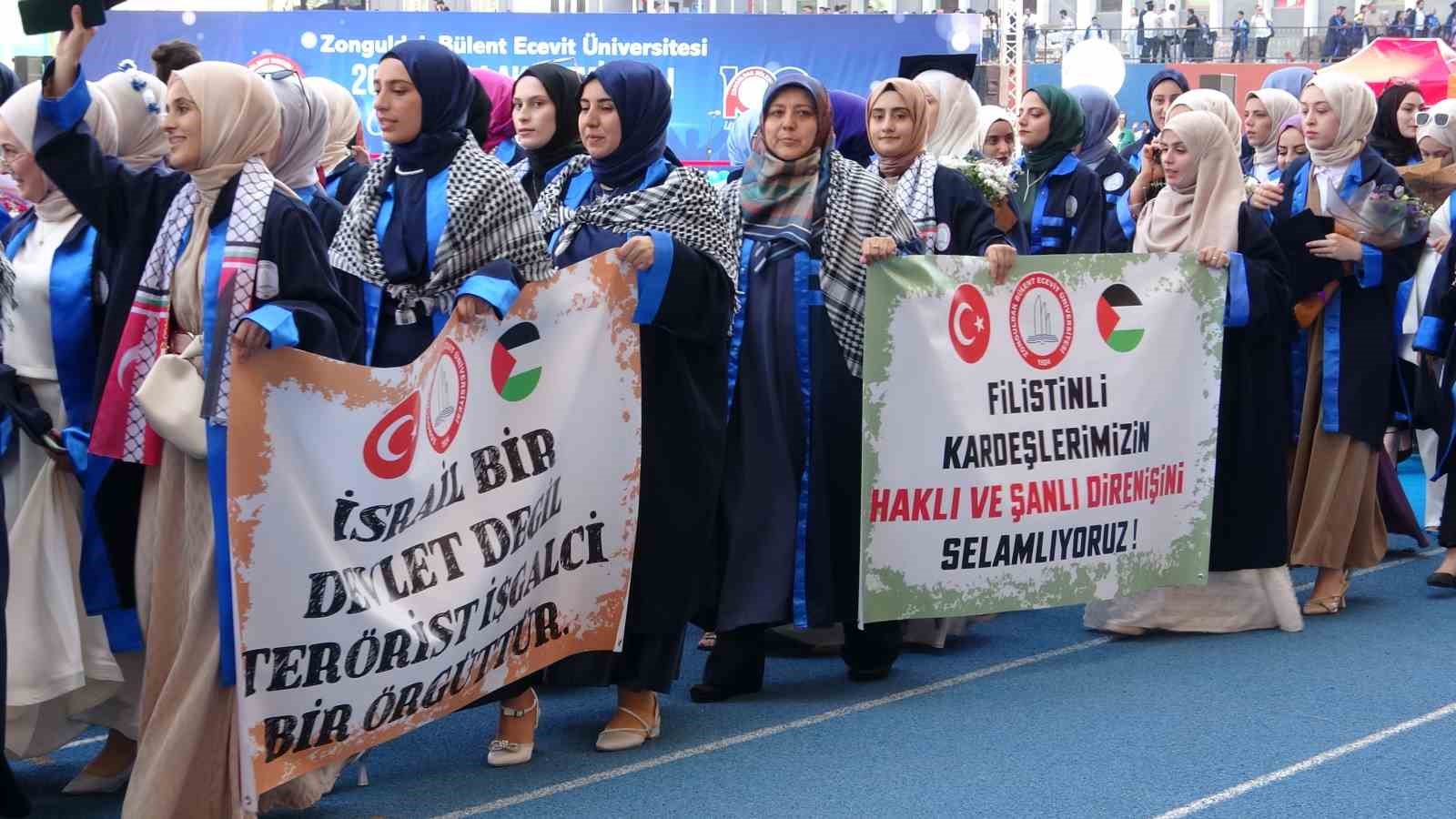 43 yaşında üniversiteyi birincilikle bitirip, ismini mezuniyet kütüğüne çaktı
