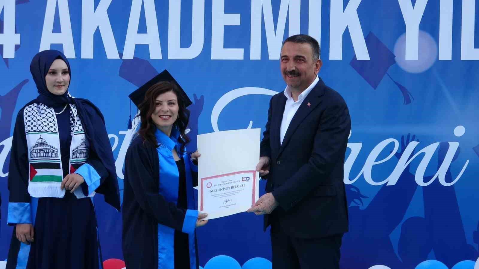 43 yaşında üniversiteyi birincilikle bitirip, ismini mezuniyet kütüğüne çaktı
