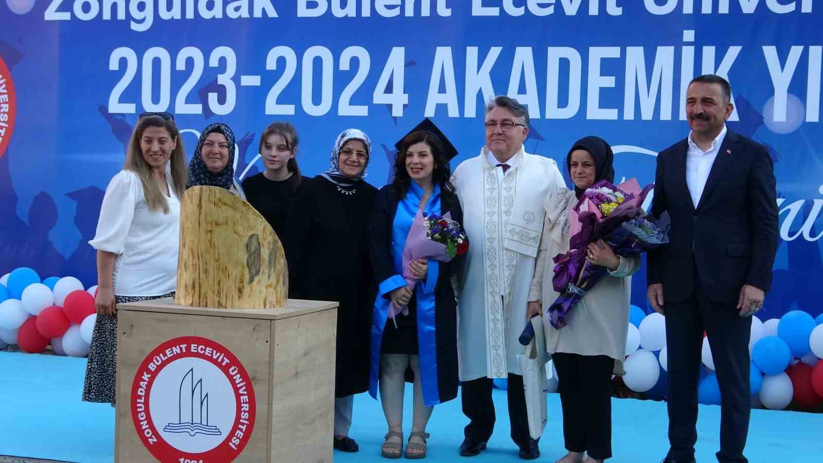 43 yaşında üniversiteyi birincilikle bitirip, ismini mezuniyet kütüğüne çaktı
