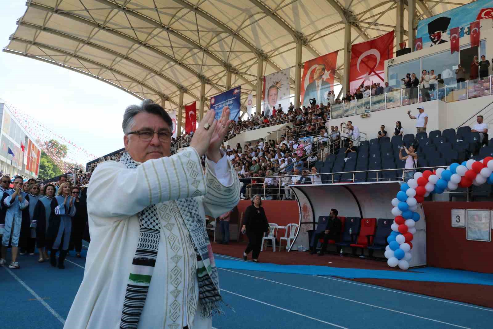 43 yaşında üniversiteyi birincilikle bitirip, ismini mezuniyet kütüğüne çaktı
