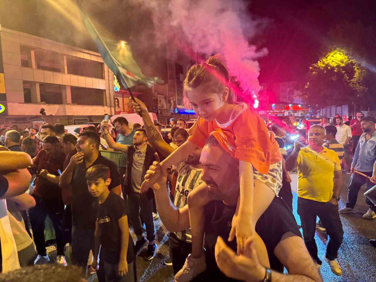 Iğdır FK  1. Lig’e çıktı Iğdır sokağa döküldü
