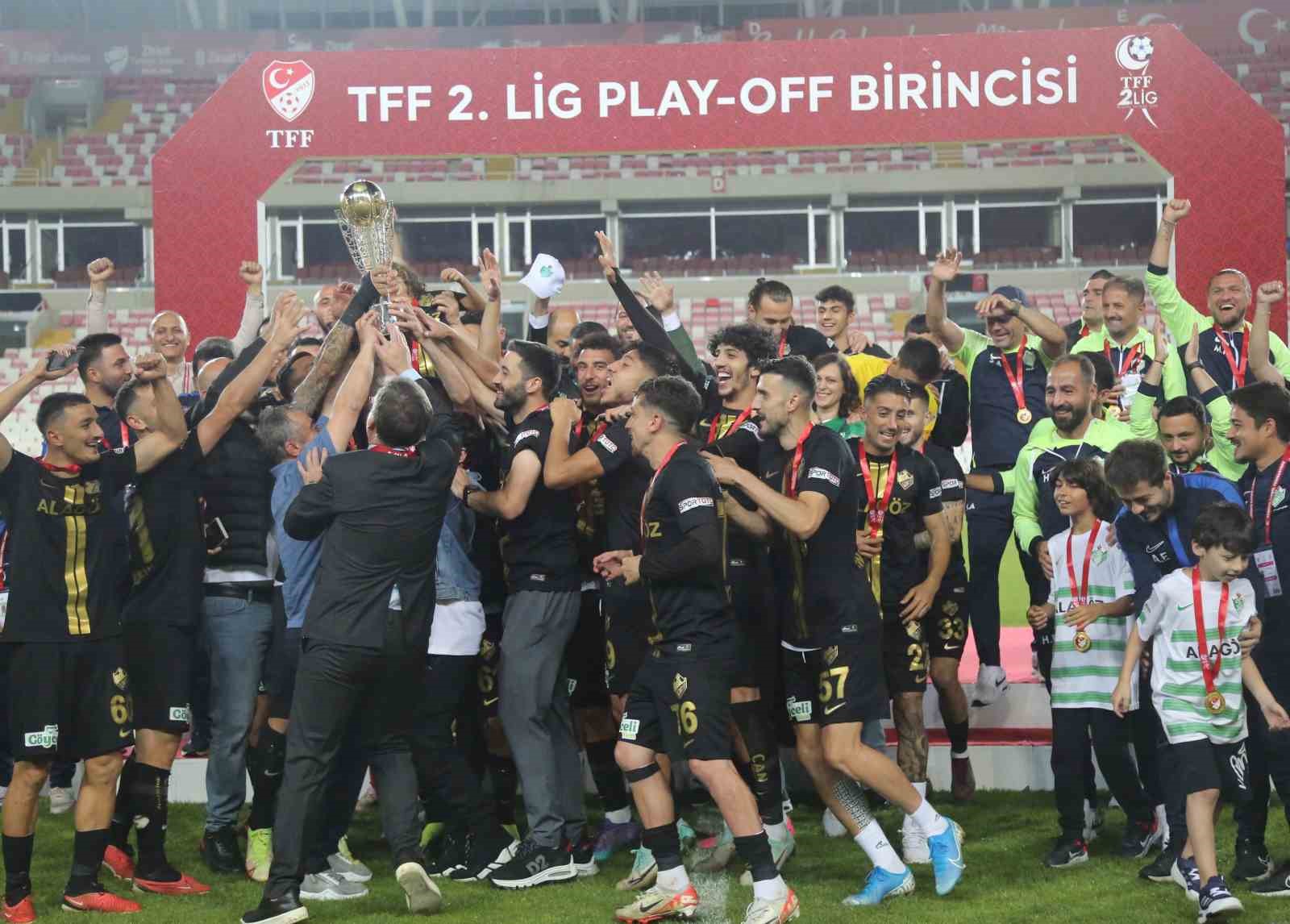 Trendyol 1. Lig’e yükselen Iğdır FK, kupasını kaldırdı
