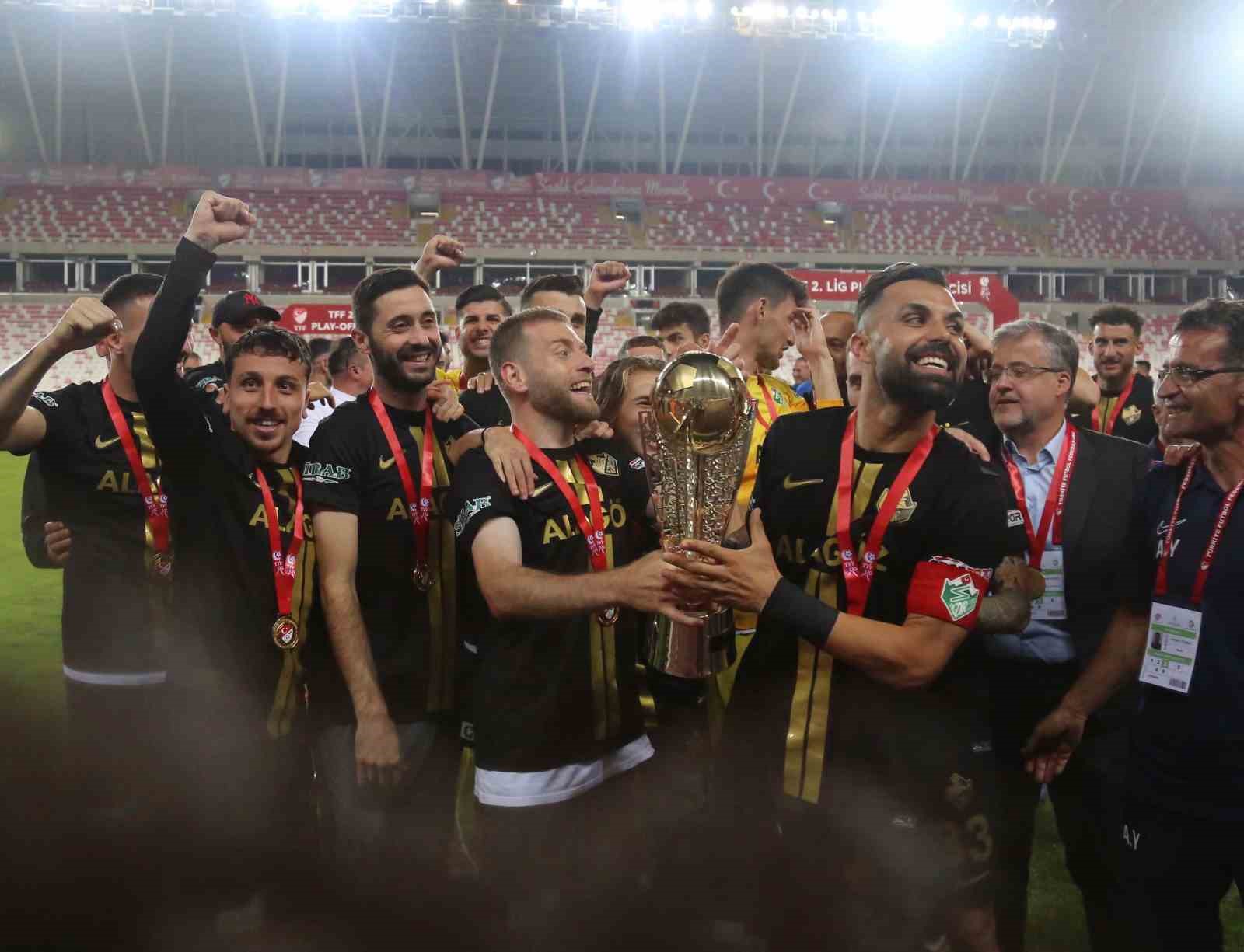 Trendyol 1. Lig’e yükselen Iğdır FK, kupasını kaldırdı
