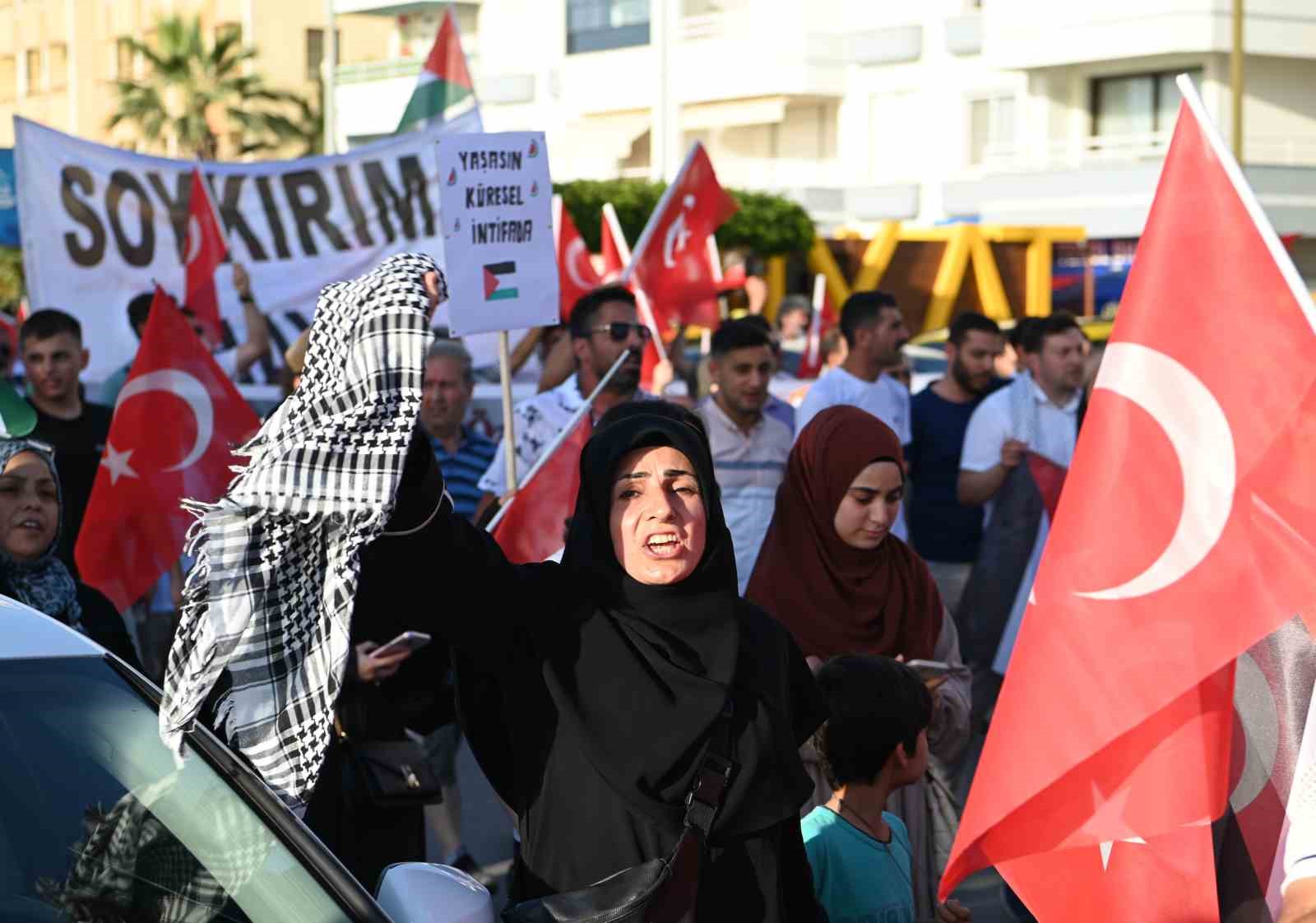 Kuşadası’nda ’Gazze’ye’ destek yürüyüşü
