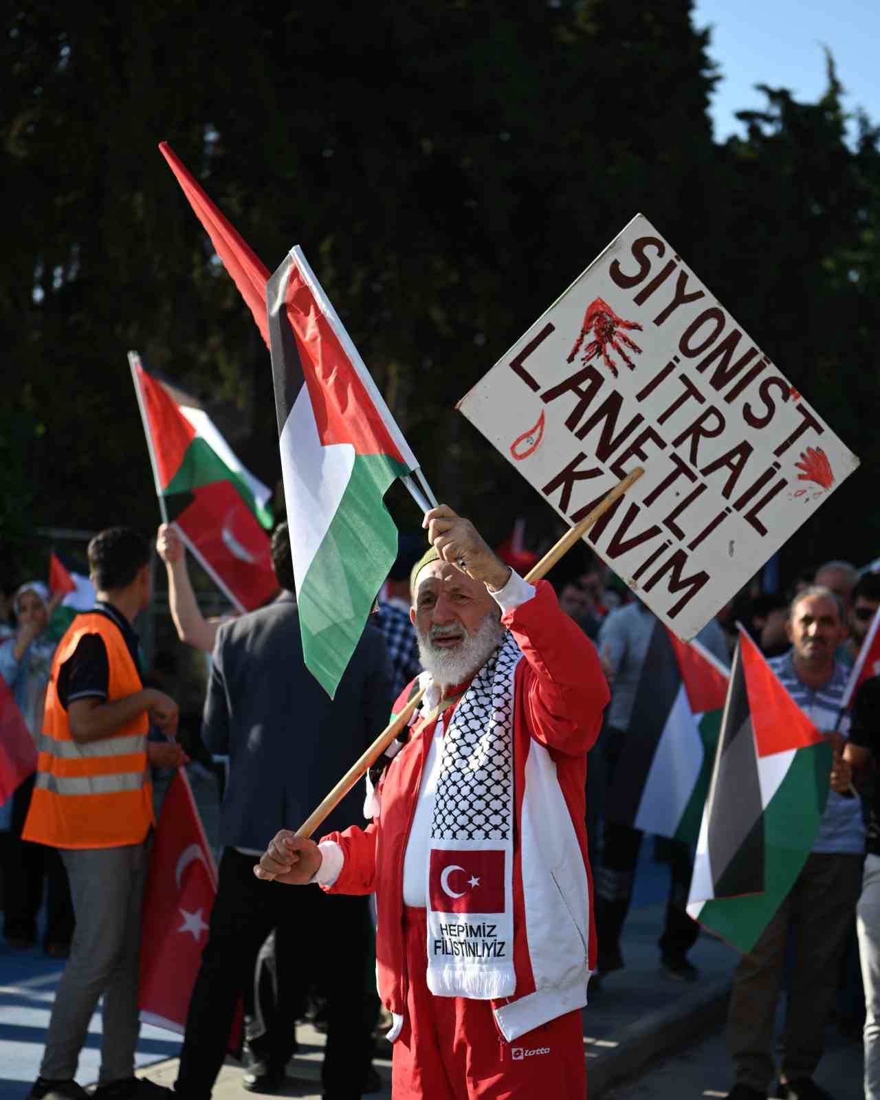 Kuşadası’nda ’Gazze’ye’ destek yürüyüşü
