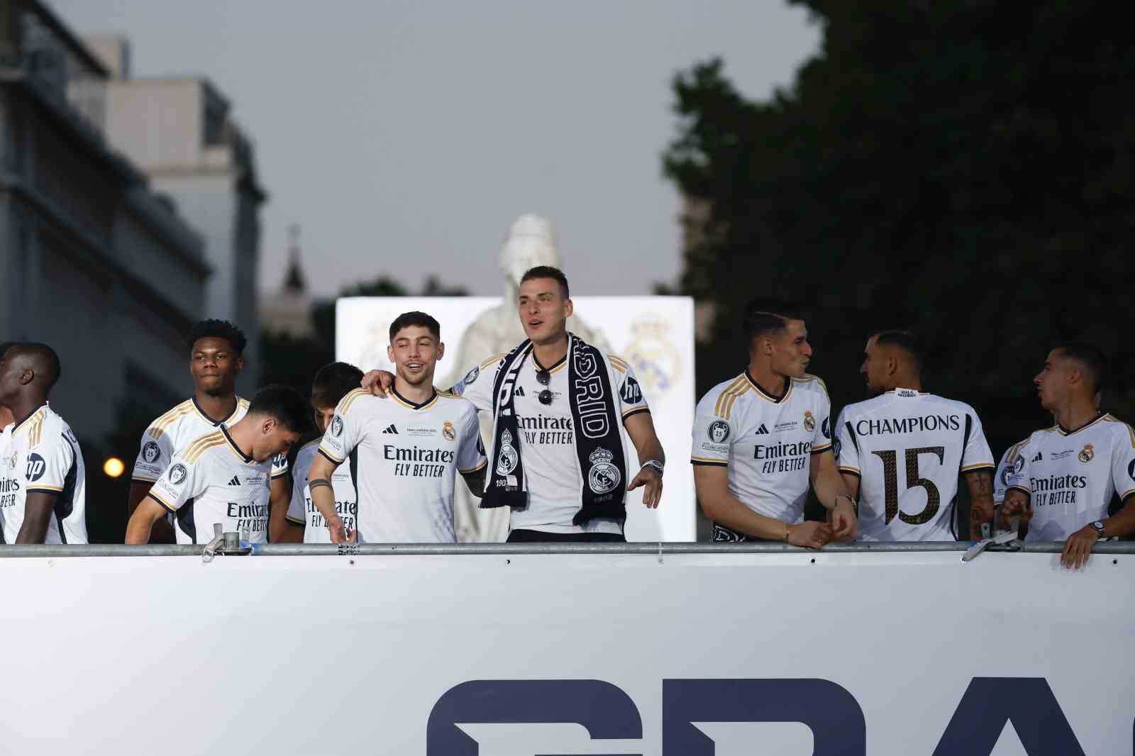 Real Madrid, Şampiyonlar Ligi kupasıyla şehir turu attı
