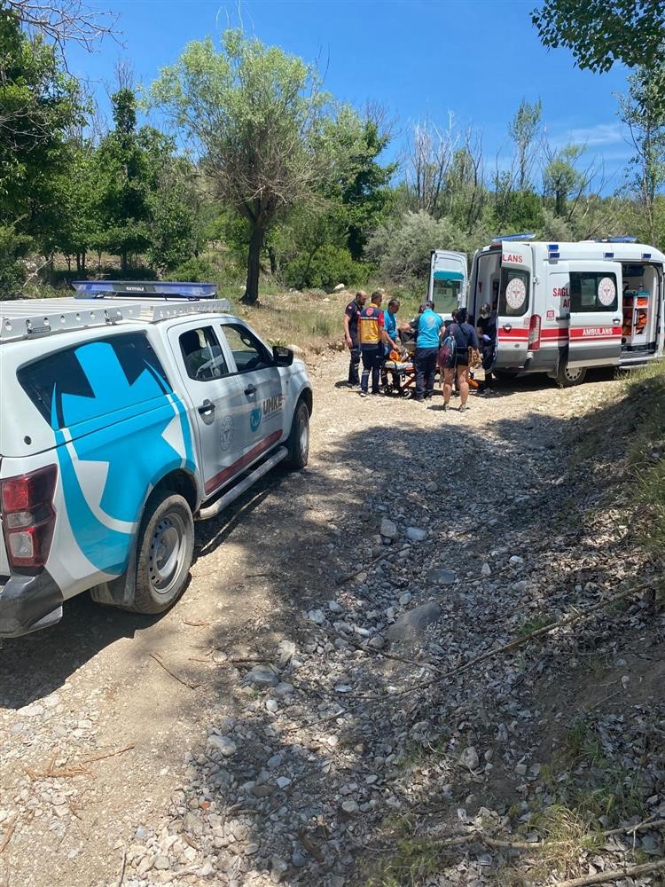 Burdur’da doğa yürüyüşünde ayağı kırılan kadının yardımına UMKE ve AFAD yetişti
