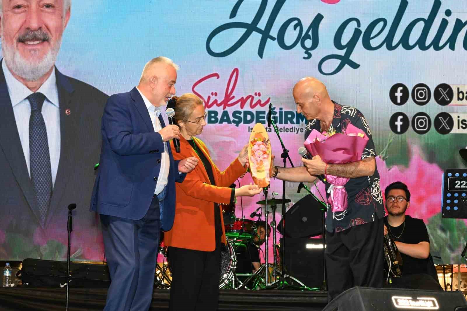 Festivalin son gününde Ispartalılar şarkıcı Altay’la doyasıya eğlendi
