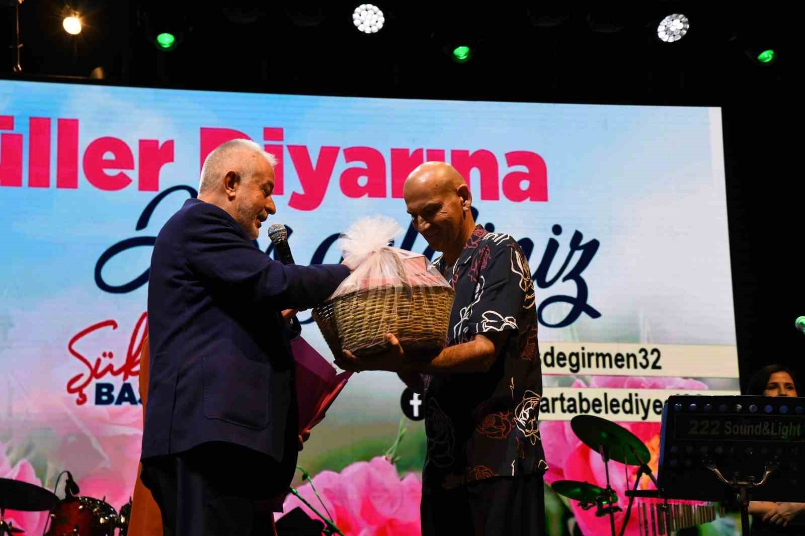 Festivalin son gününde Ispartalılar şarkıcı Altay’la doyasıya eğlendi
