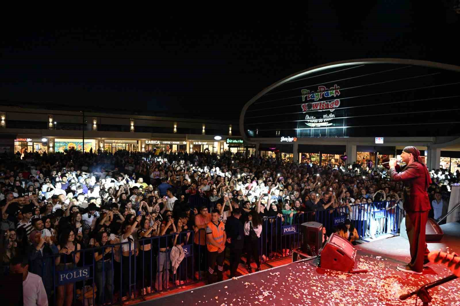 Festivalin son gününde Ispartalılar şarkıcı Altay’la doyasıya eğlendi
