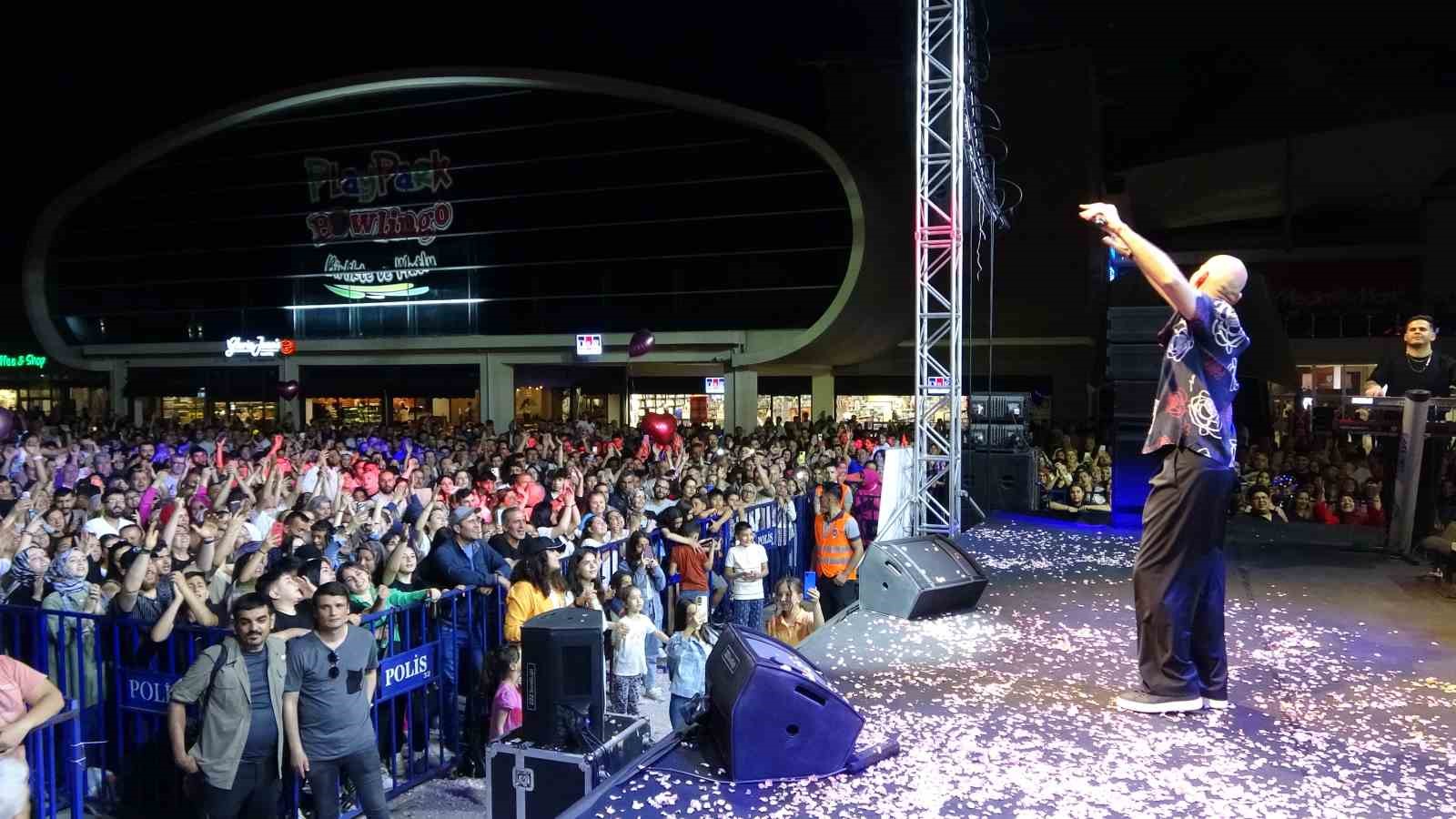 Festivalin son gününde Ispartalılar şarkıcı Altay’la doyasıya eğlendi
