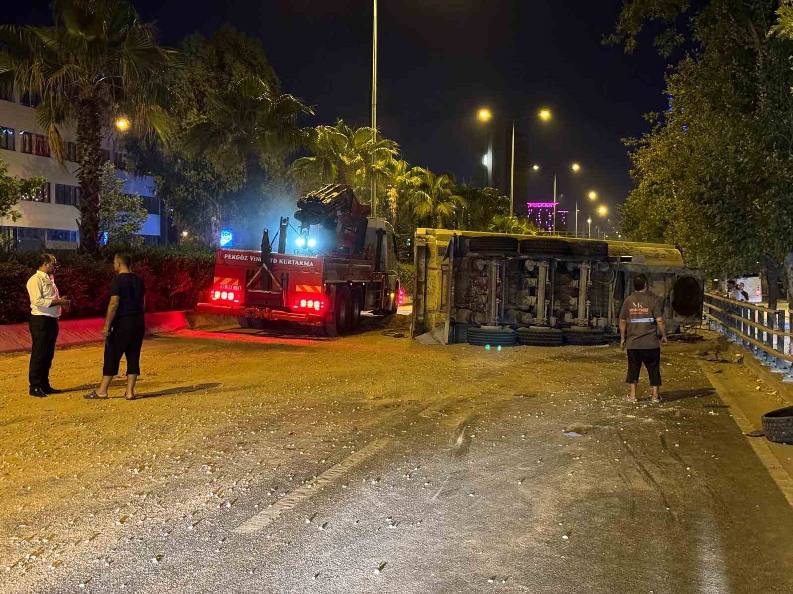 İzmir’de lastikleri patlayan hafriyat kamyonunun dorsesi devrildi
