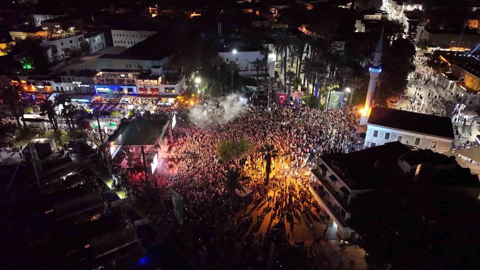 Bodrum’da şampiyonluk coşkusu: Binlerce taraftar kenti yeşil-beyaza bürüdü
