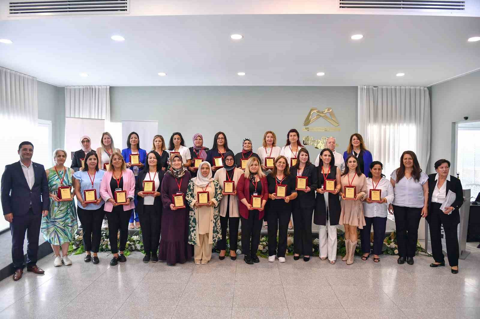 Mersin’de kadın muhtarlara plaket verildi
