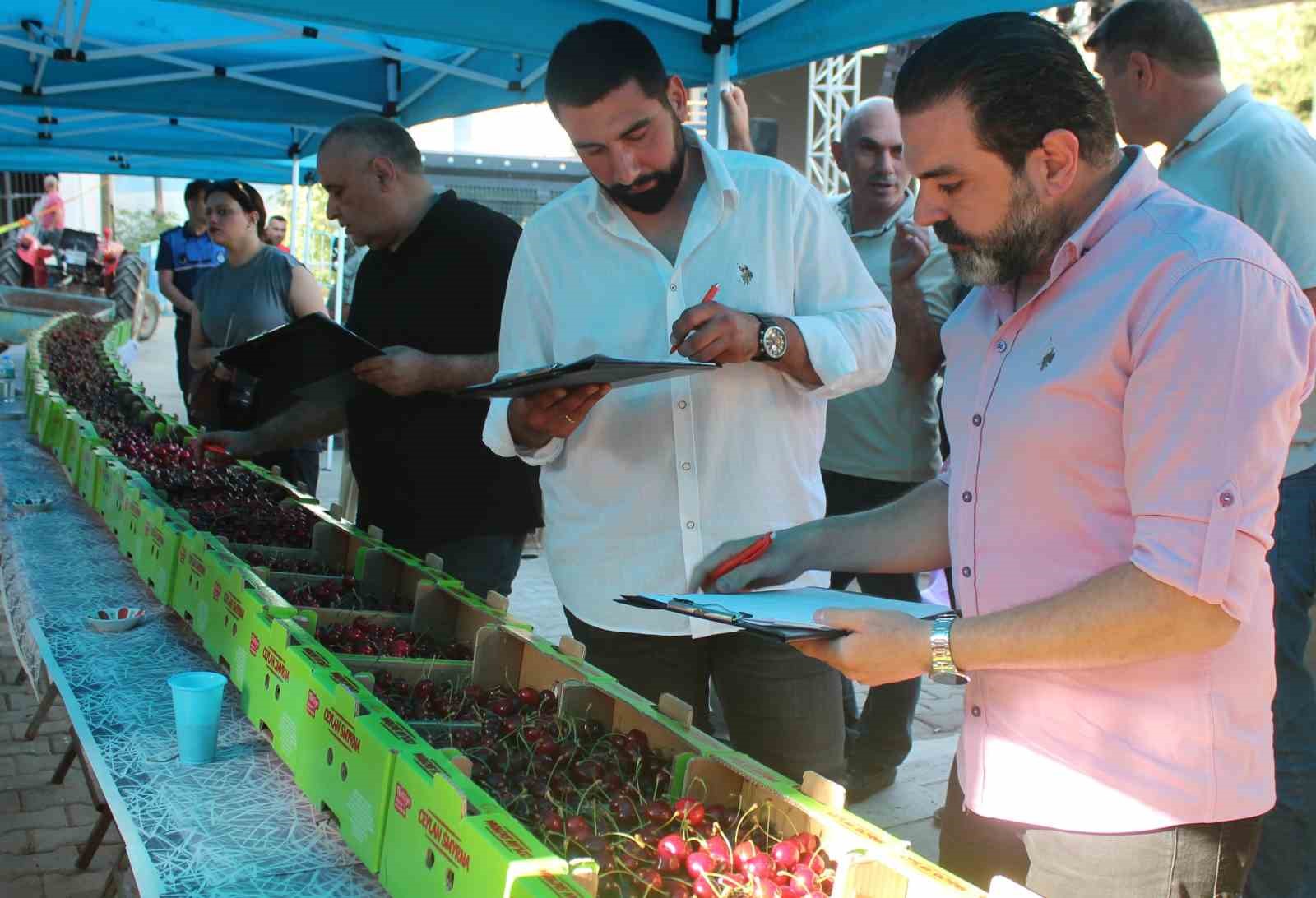 Alaşehir’in en güzel kirazını yetiştiren çiftçilere ödül
