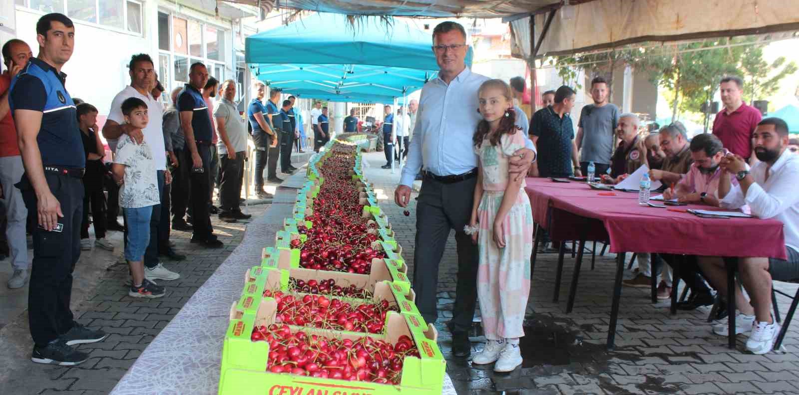 Alaşehir’in en güzel kirazını yetiştiren çiftçilere ödül
