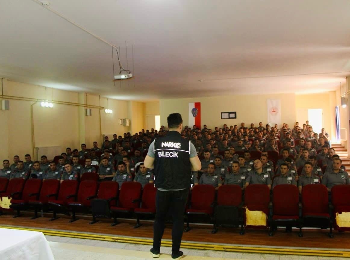 250 polis adayı uyuşturucuyla mücadelede bilgilendirildi
