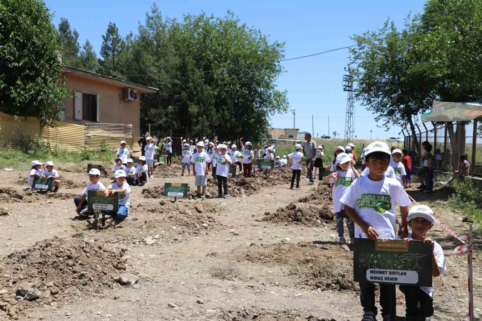 Diyarbakır’da fidanlar miniklerin eliyle toprakla buluştu
