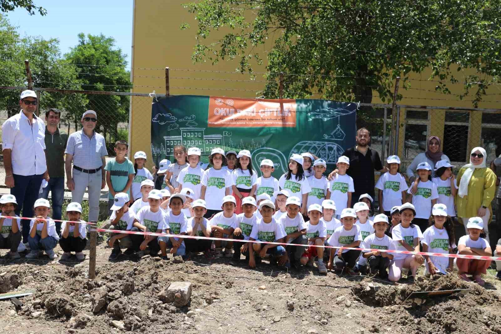 Diyarbakır’da fidanlar miniklerin eliyle toprakla buluştu
