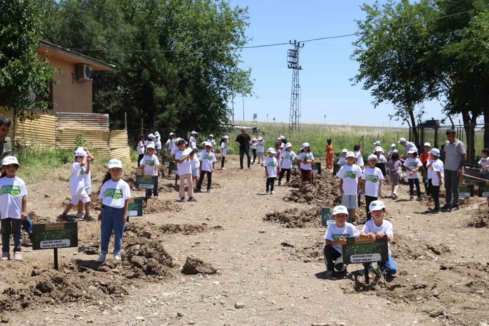 Diyarbakır’da fidanlar miniklerin eliyle toprakla buluştu
