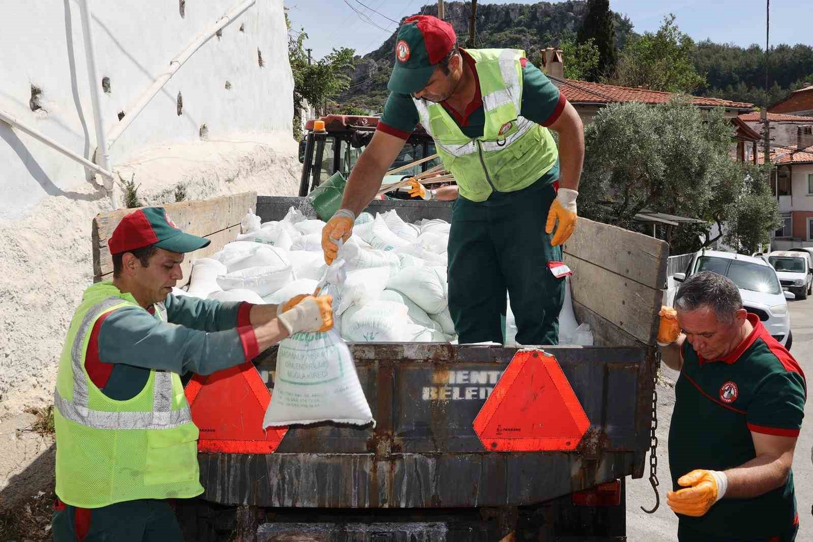 Menteşe Belediyesi 30 ton kireç dağıttı
