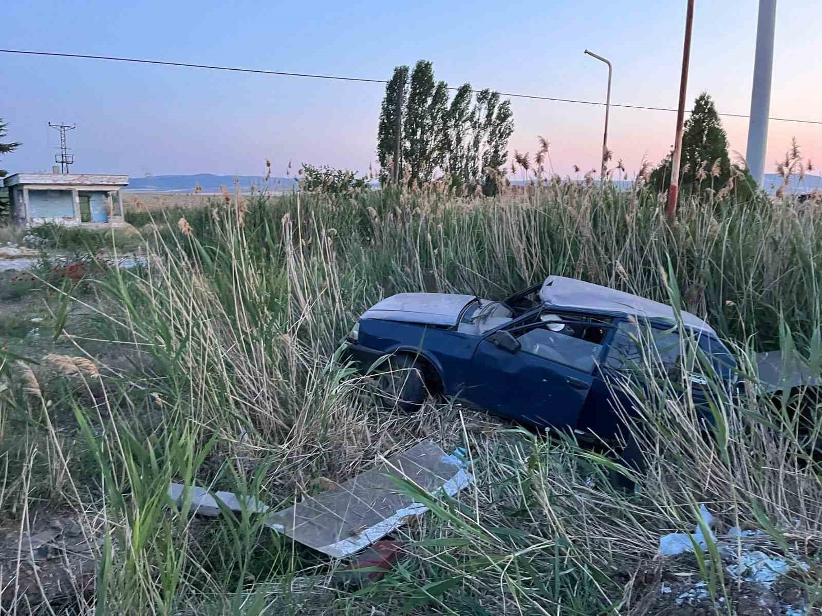 Sollamaya çıkan otomobil önündeki araca çarptı, 3 kişi yaralandı
