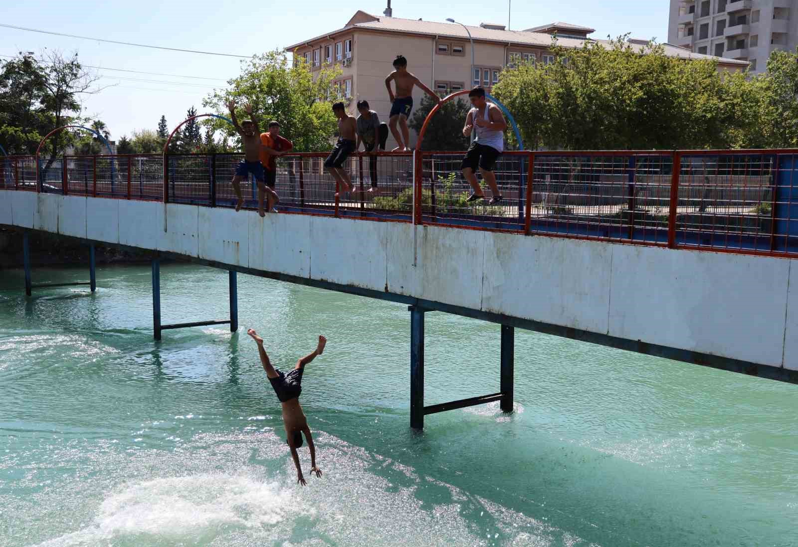 Yüzme bilmeyeni boğulmasın diye dövüyorlar
