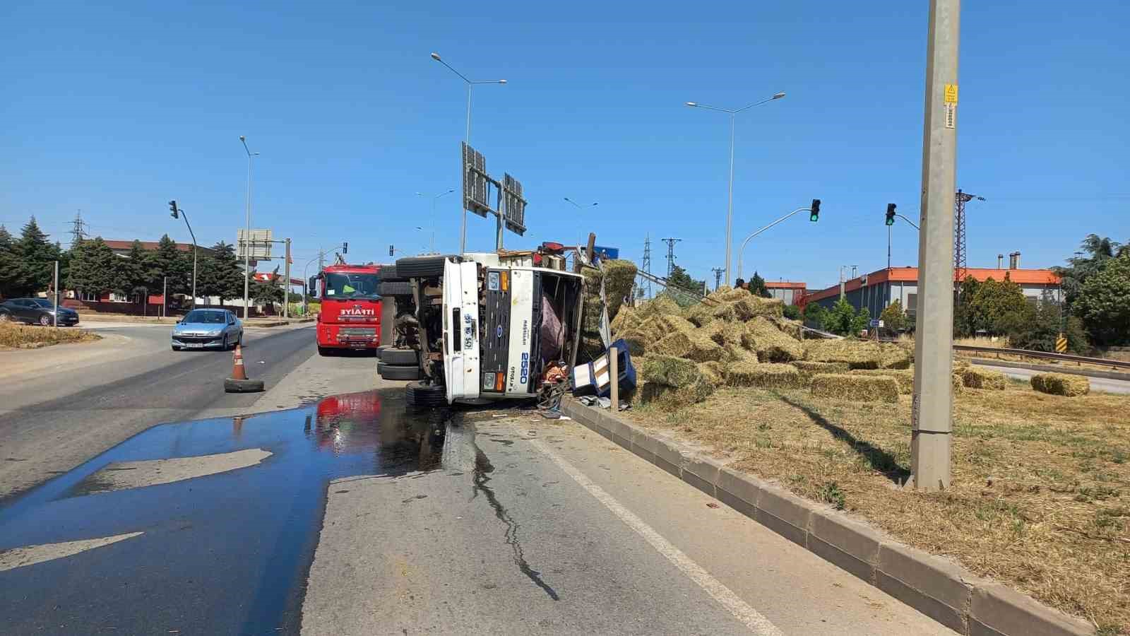 Kontrolden çıkan saman balyası yüklü kamyon devrildi
