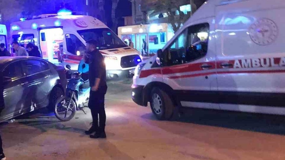 Bilecik’te meydana gelen trafik kazasında hem yaya hem de motosiklet sürücüsü yaralandı
