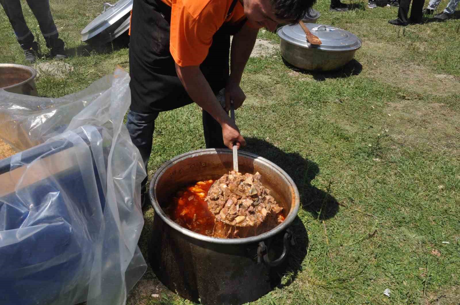 Köyde bayram coşkusu: Kazanlar kuruldu, yemekler pişirildi
